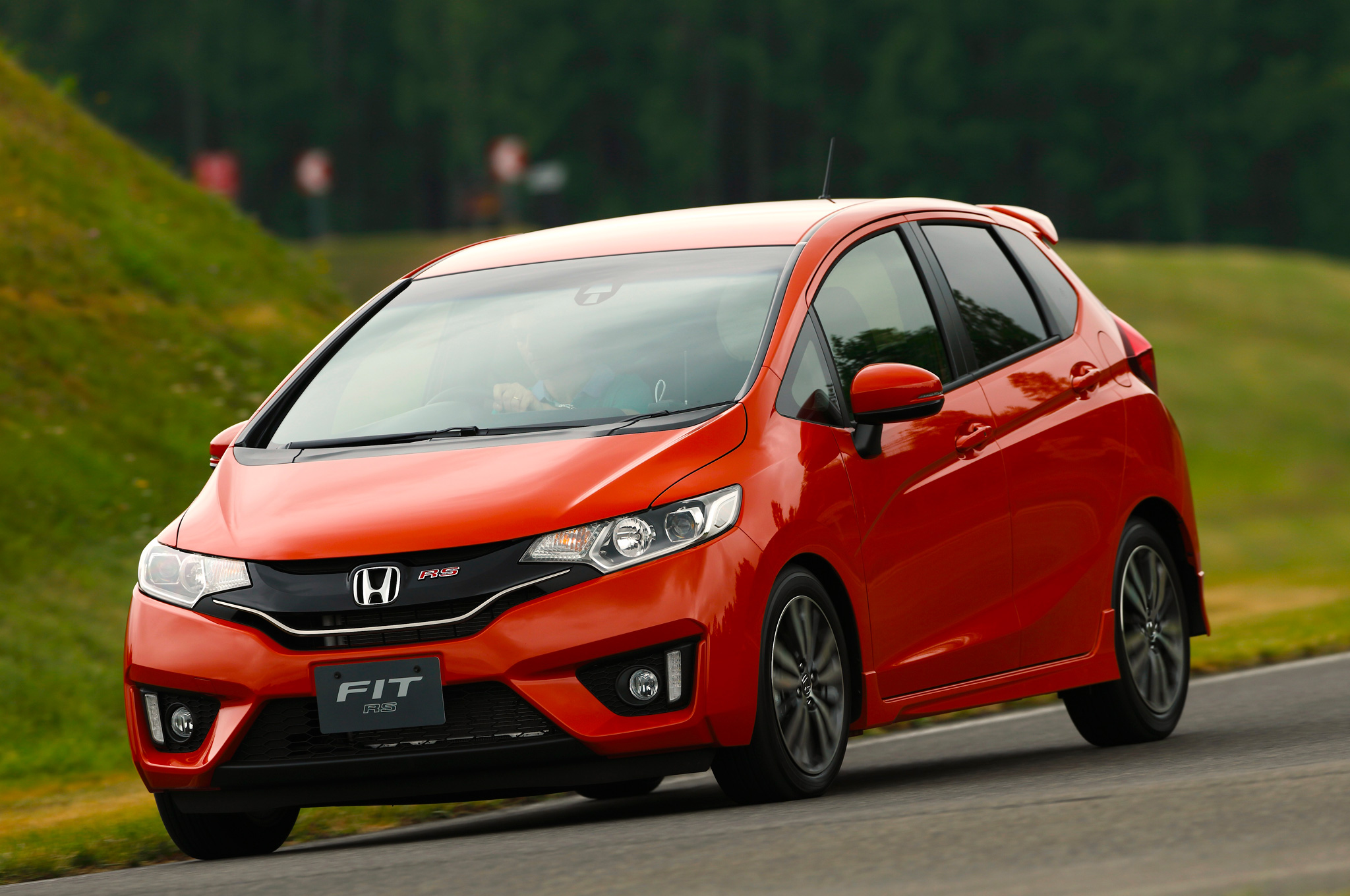 2015-honda-fit-rs-front-end-in-motion