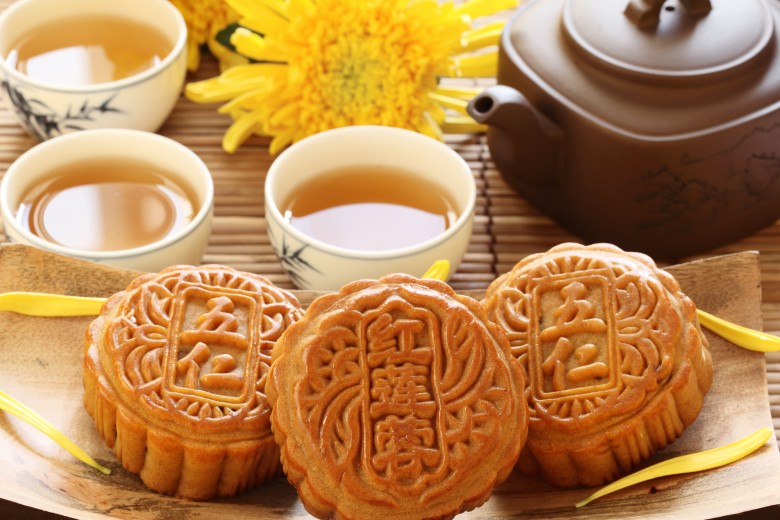 Moon-Cake-with-Tea