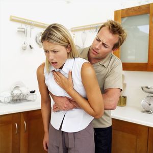 article-new_ehow_images_a00_0e_j5_heimlich-maneuver-800x800