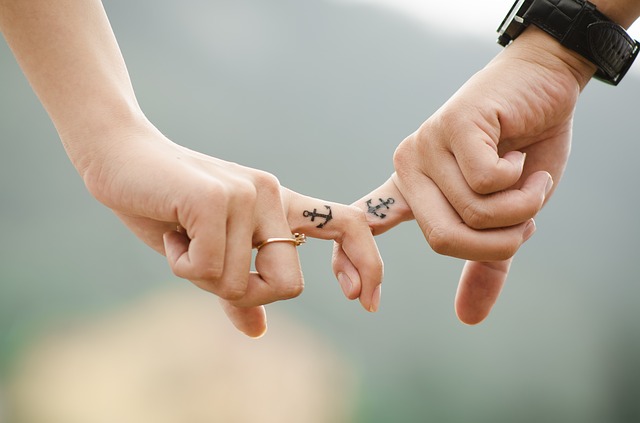 introvert-love-hands